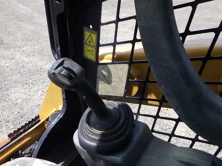 2017-caterpillar-239d-image-35
