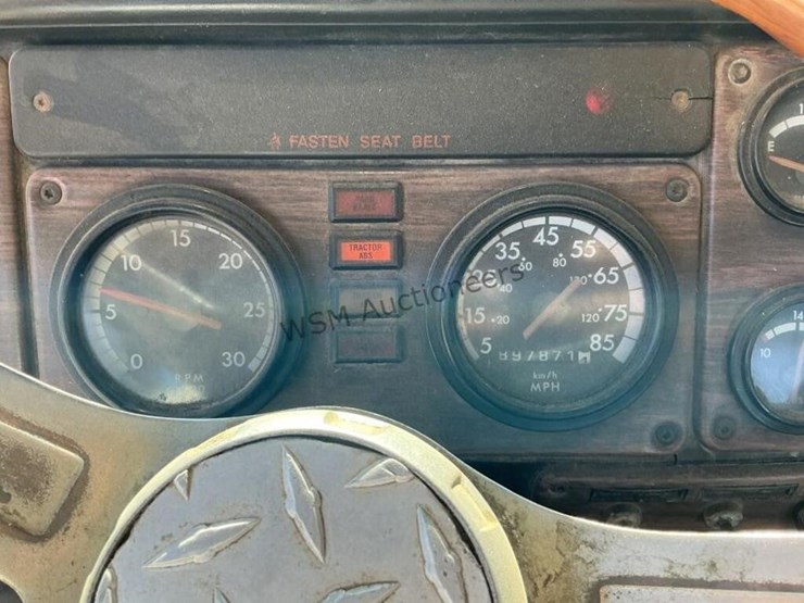 2000-freightliner-fld120-image-18
