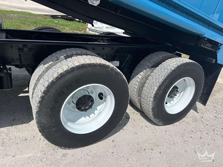 2015-freightliner-m2-106-image-24