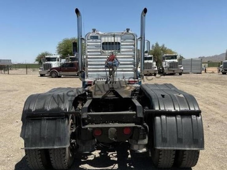 2000-freightliner-fld120-image-5