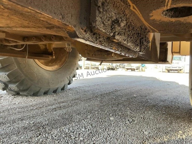 2017-deere-624k-image-27