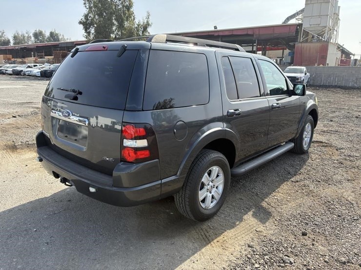2010-ford-explorer-xlt-image-3