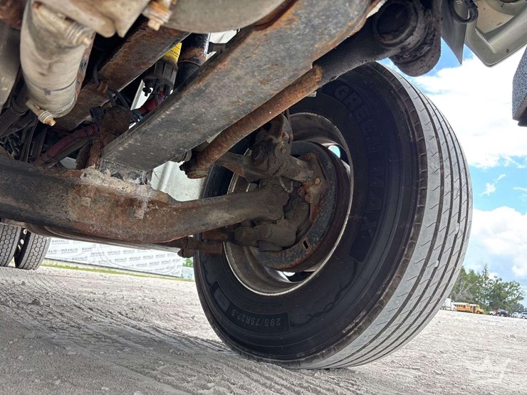 2017-freightliner-m2-106-image-47