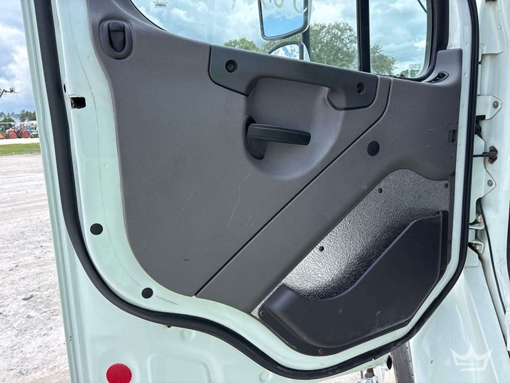 2017-freightliner-m2-106-image-30