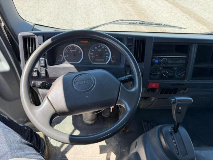 2015-isuzu-nrr-image-17