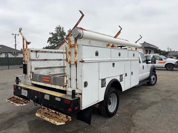 2011-ford-f550-xlt-image-3