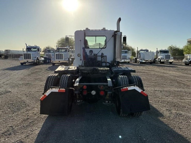 2001-freightliner-fld120-image-5