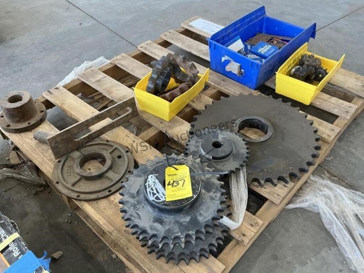 pallet-of-international-spreader-truck-sprockets-image-2