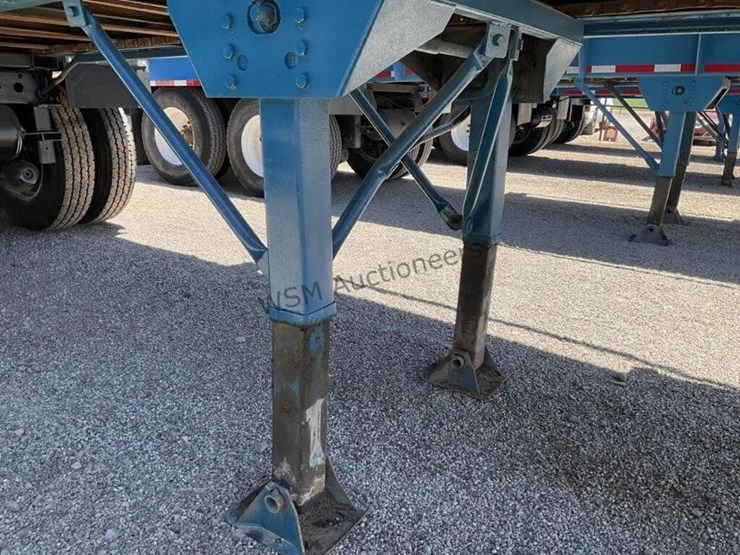 2012-versa-v-bottom-spreader-trailer-image-14
