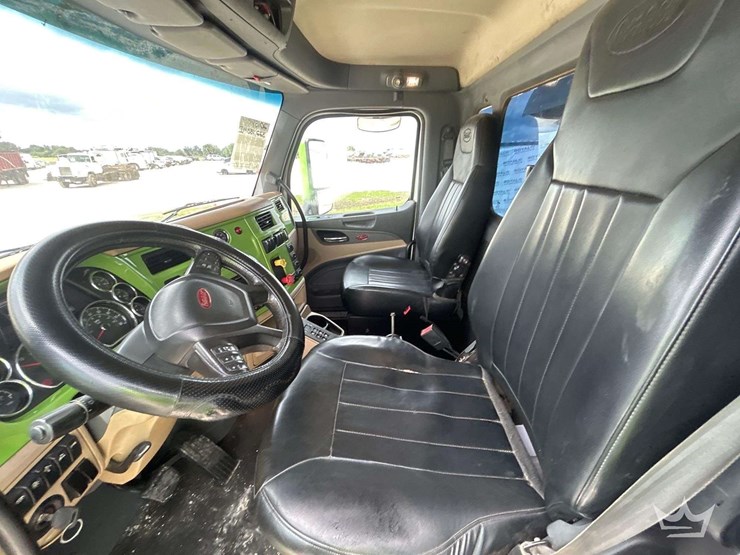 2015-peterbilt-567-image-16