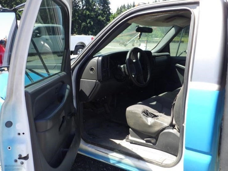 2004-chevrolet-3500-image-27