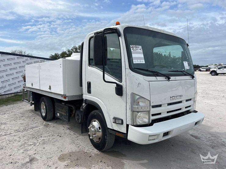 2015-isuzu-npr-image-2