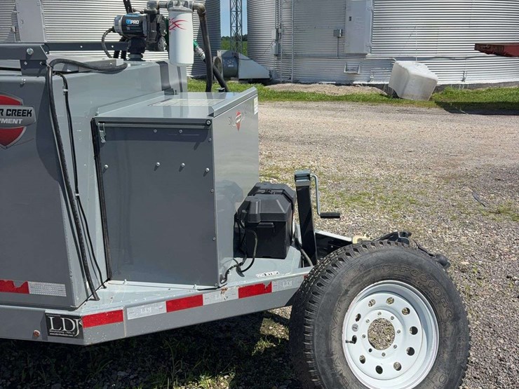 2023-thunder-creek-fuel-trailer,-990-gallon-of-fuel,-55-gallon-def-tank,-electric-pump-1-1/2''-hose,-tandem-axle,-spare-tires,-bumper-hitch-image-4