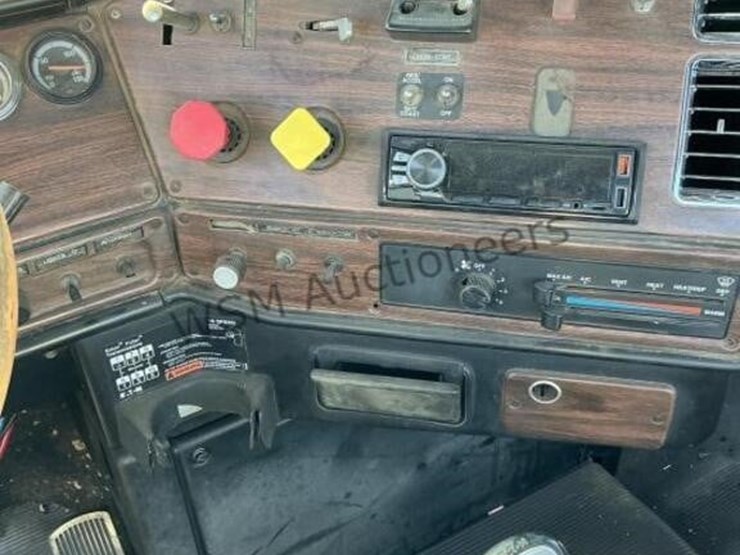 2000-freightliner-fld120-image-20