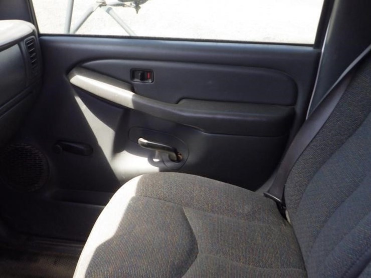 2004-chevrolet-3500-image-35