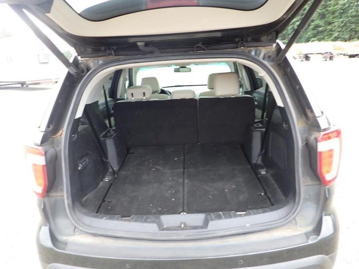 2016-ford-explorer-image-16