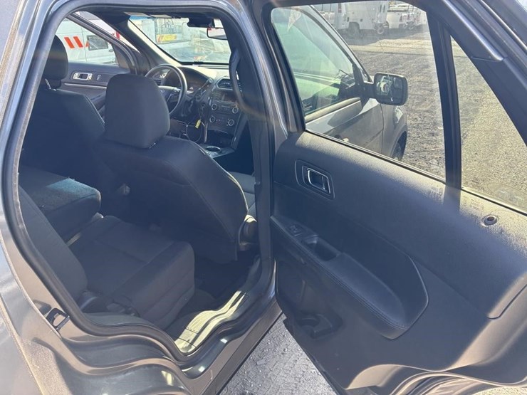 2016-ford-explorer-image-11