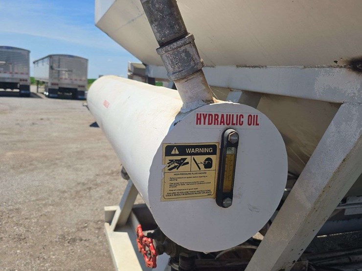 12-ton-adams-fertilizer-tender-on-running-gear,-used-last-fall,-hyd.-drive-controls,-2-compartments,-roll-tarp-image-10