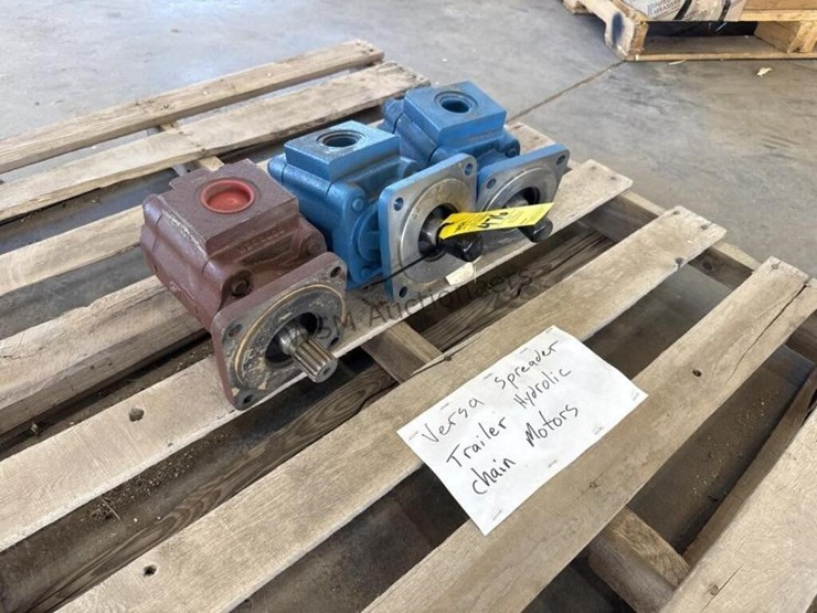 versa-spreader-trailer-hydraulic-chain-motors-image-1