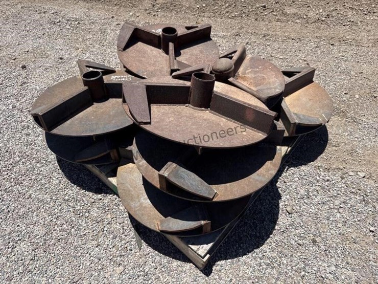 pallet-of-22in-spinners-for-spreader-trailers-image-3