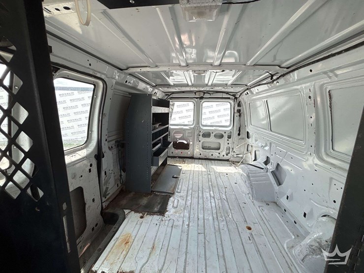 2014-ford-cargo-image-13