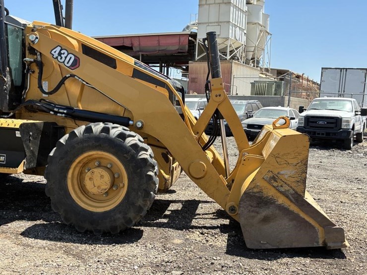 2022-caterpillar-430-image-6