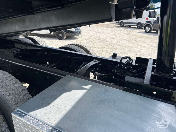 2015-freightliner-m2-106-image-19