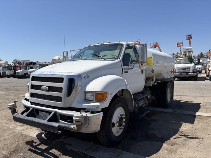 2011-ford-f750-image-1