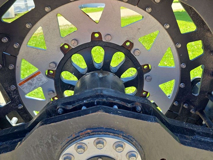 saucy-combine-tracks,-32''-very-low-use,-have-the-adapter-to-fit-a-jd-combine,-used-on-1-season-image-10