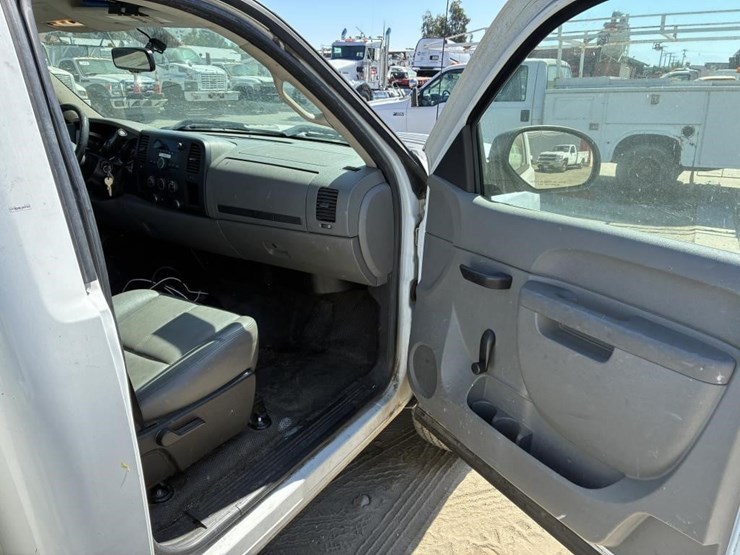 2011-chevrolet-silverado-2500-image-11