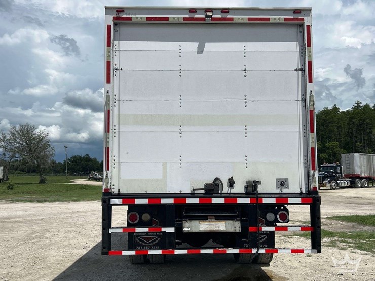 2017-freightliner-m2-106-image-23