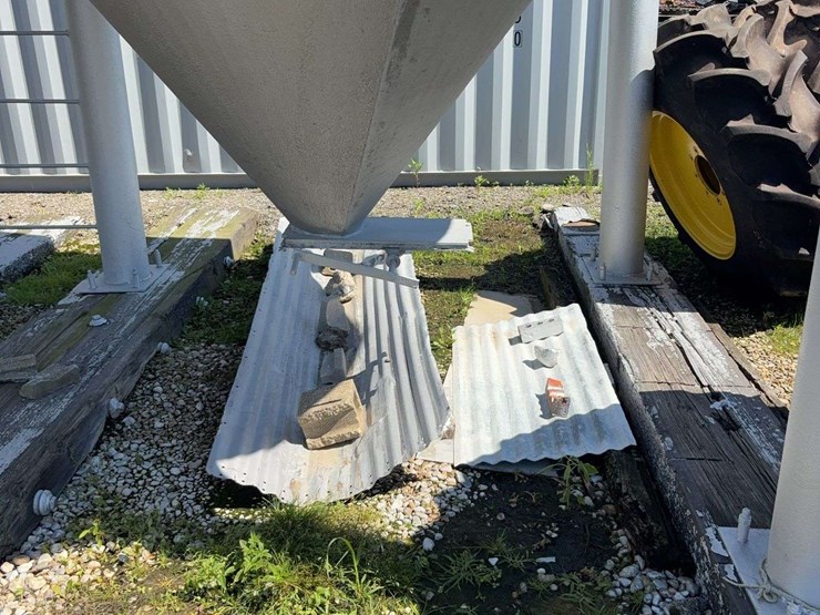 2-large-steel-fertilizer-or-storage-tanks,-holds-40-50-ton-a-piece,-around-100-ton-between-both,-welded-as-one-unit,-buyer-is-responsible-for-removing-and-loading-image-4