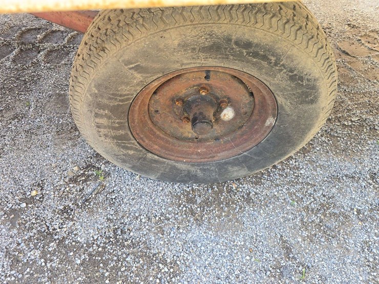 12-ton-adams-fertilizer-tender-on-running-gear,-used-last-fall,-hyd.-drive-controls,-2-compartments,-roll-tarp-image-12