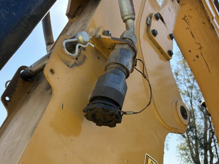 2022-caterpillar-430-image-20