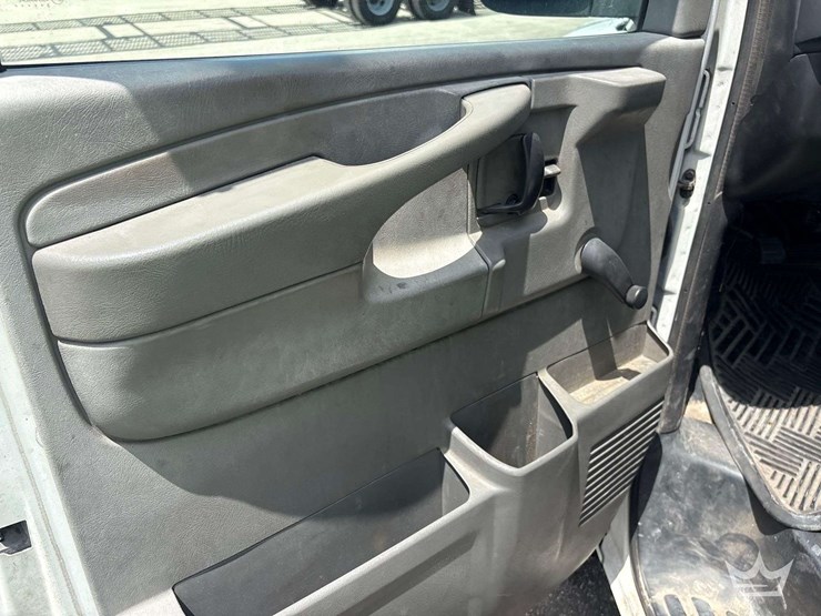 2004-chevrolet-express-3500-enclosed-service-van-image-26
