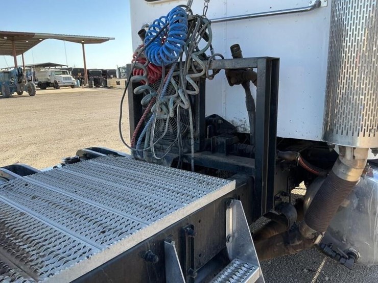 1999-peterbilt-357-image-11