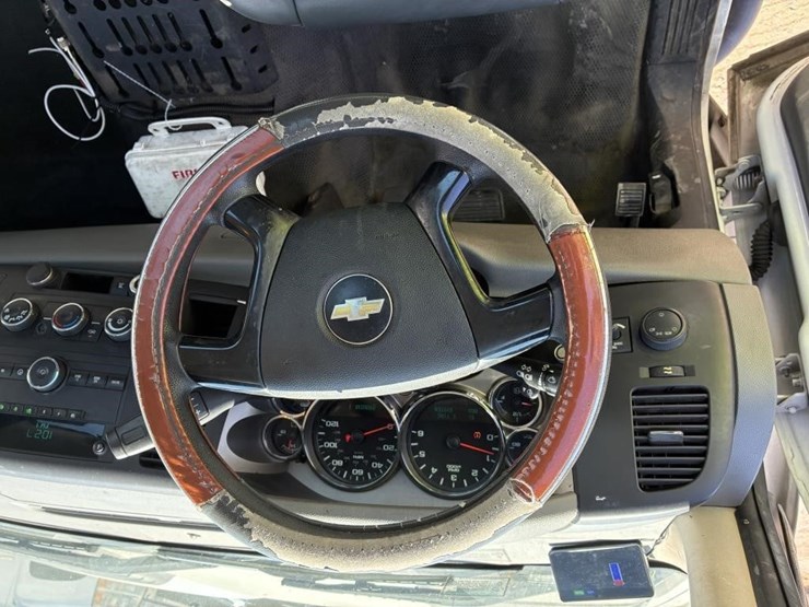 2011-chevrolet-silverado-2500-image-16