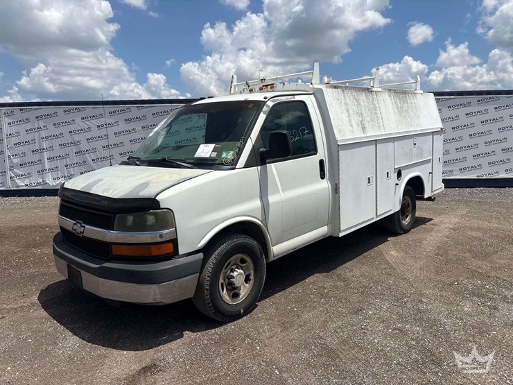 2004-chevrolet-express-3500-enclosed-service-van-image-1