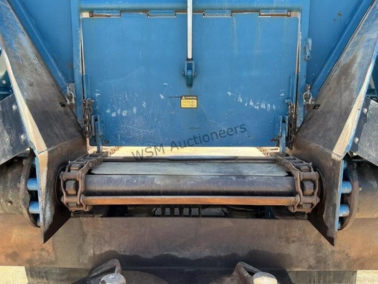 2018-versa-v-bottom-spreader-trailer-image-12