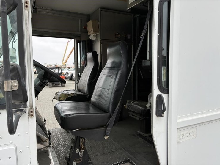 2002-workhorse-p42-image-17