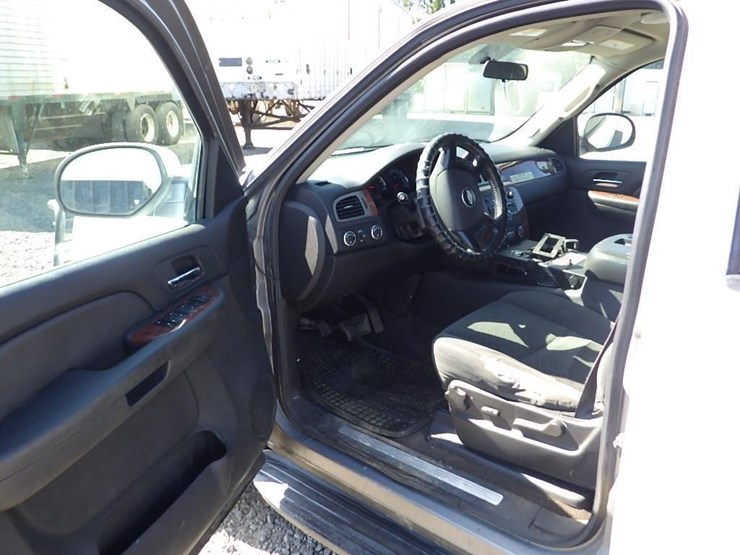 2008-chevrolet-tahoe-image-25