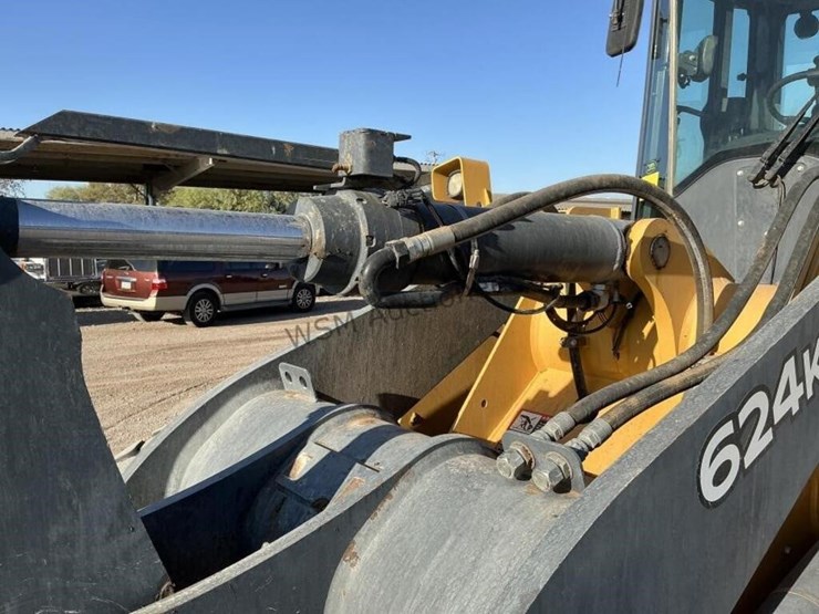 2017-deere-624k-image-12