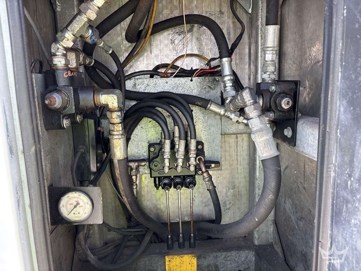 2017-freightliner-m2-106-image-11