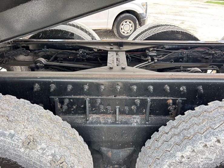 2015-peterbilt-567-image-32