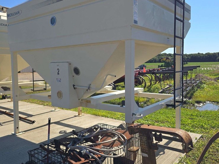 meridian-seed-hopper,-holds-300-units-of-beans,-with-forklift-pockets,-one-compartment-image-3