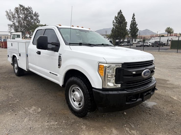 2017-ford-f350-xl-image-2