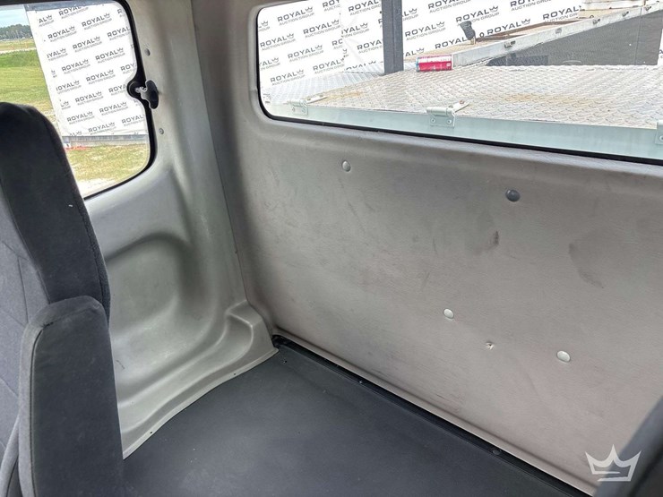 2017-freightliner-m2-106-image-41