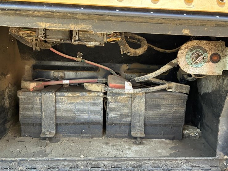 2022-caterpillar-430-image-25