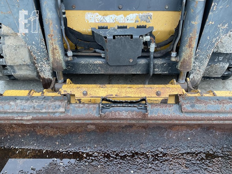 2017-deere-317g-image-12