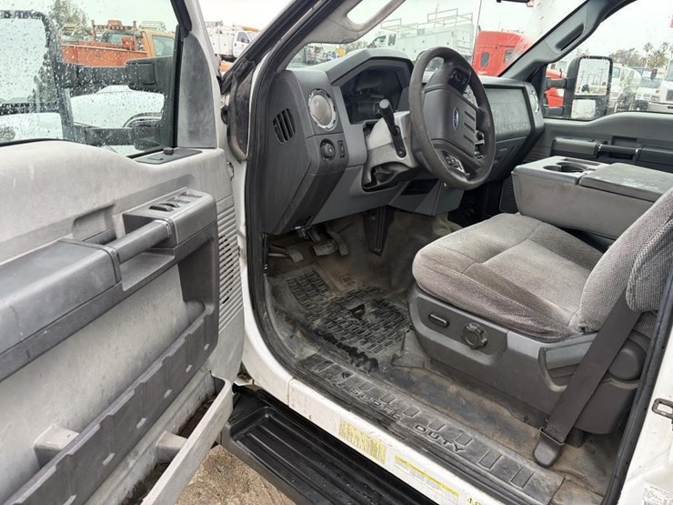 2011-ford-f550-xlt-image-15
